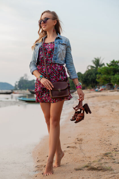 人时尚的女人在夏天穿着度假鞋走在沙滩上感性肖像夏天