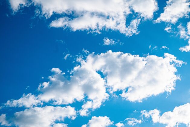 积云蔚蓝明亮的天空 云朵稀少 阳光灿烂场景太阳气候