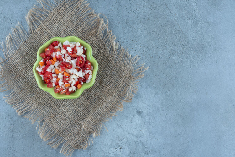 顶部一碗花椰菜和胡椒沙拉放在大理石上视图节食胡椒