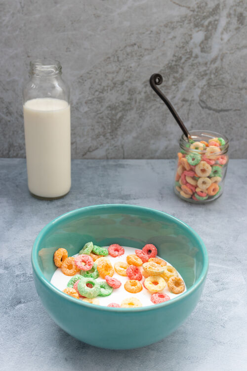松脆早餐用彩色的谷类食品盛在一个彩色的碗里蔓越莓复制空间新鲜