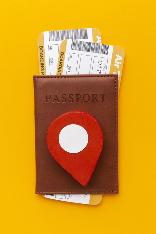 黄色顶视图护照和机票安排黄色背景护照旅游者
