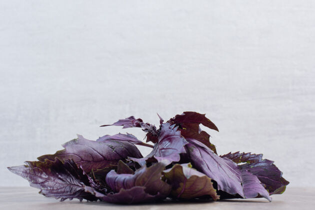 配料一把紫红色的叶子放在大理石上叶蔬菜膳食