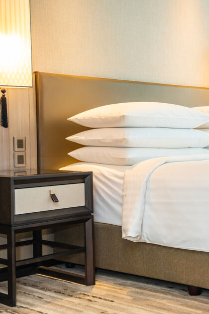 床上用品白色舒适的枕头和毯子装饰在卧室的床内房子床公寓