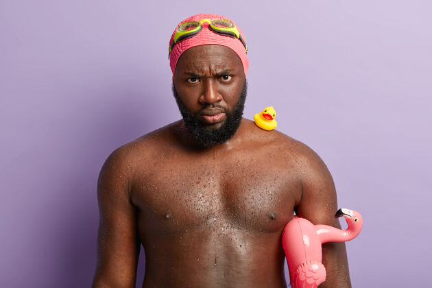 爱好横拍愤怒暴躁的男性游泳运动员 肌肉强壮 皮肤黝黑湿润水健康严格