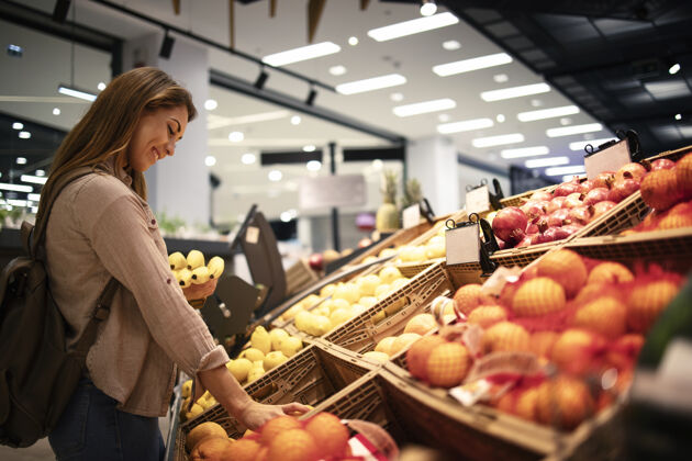 货架女人在超市买水果购买女蔬菜