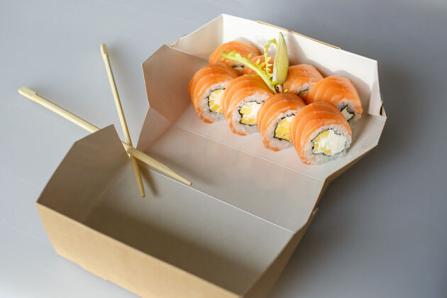 Nigiri寿司套装 日式 生姜和芥末 盒装 用筷子放在白色表面日本各种虾