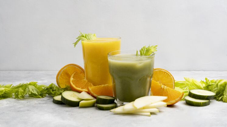 玻璃搭配绿色和橙色果汁有机天然提神