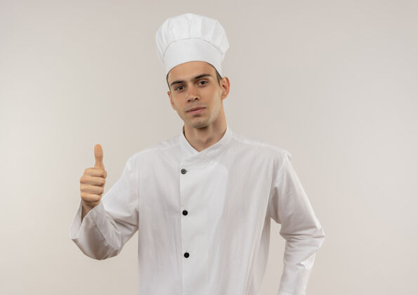 厨师年轻的男厨师穿着厨师服 高兴地竖起大拇指 留着复印空间厨师高兴制服