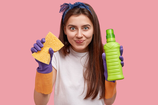 家务高兴可爱的女人拿着不同服务的清洁套装 穿着特殊的制服装备洗涤剂家庭主妇