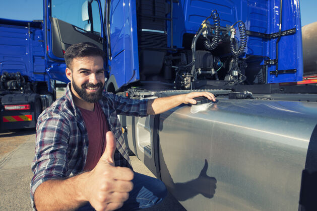 微笑卡车司机打开油箱给卡车加油 竖起大拇指卡车男人快乐