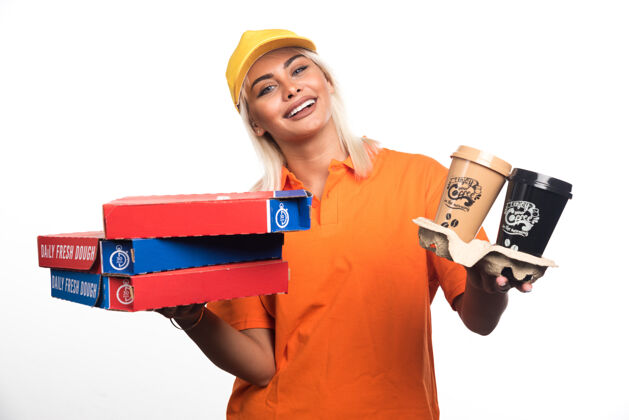 手披萨送货员拿着白色背景的披萨和咖啡高质量的照片披萨女孩食物