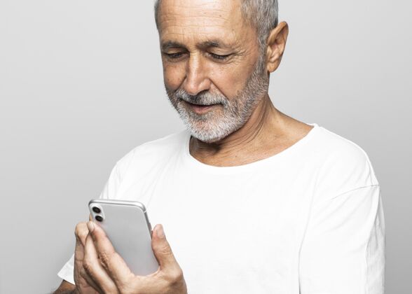 老年人特写拿着智能手机的男人男性特写养老金领取者