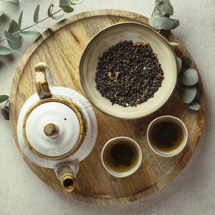 俯视图平放热茶和草药整理美味饮料平铺