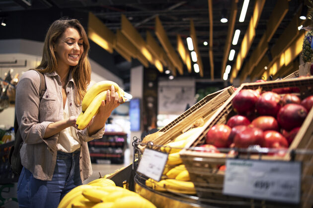 新鲜女人喜欢在超市买健康食品人杂货店模型