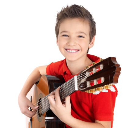 艺术家快乐男孩在弹原声吉他-孤立孩子音乐家音乐