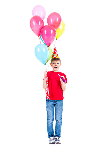 衬衫快乐微笑的男孩穿着红色t恤 手里拿着五颜六色的气球-孤立在一个白色的表达漂亮小