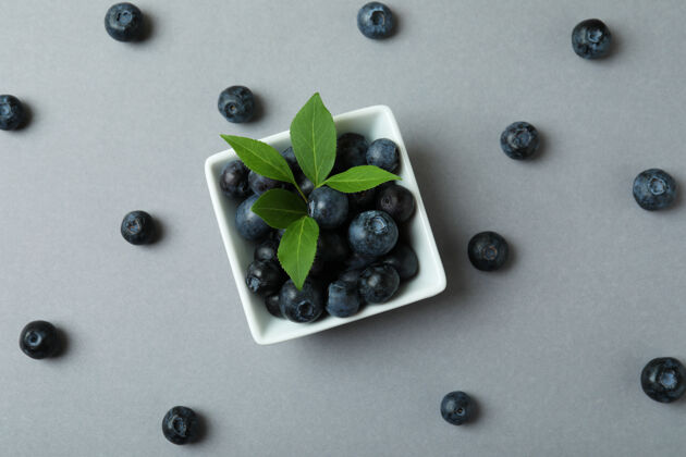 盘子新鲜蓝莓 叶子是灰色的叶子多汁健康