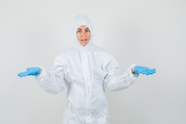 健康女医生穿着防护服 戴着手套 表现出无助的姿态 看上去很困惑专业医生严重