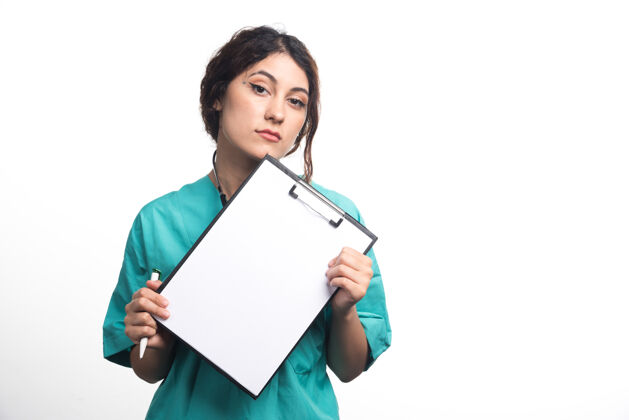 文件女医生在白色背景上用钢笔和听诊器展示空剪贴板高质量照片微笑成人护士