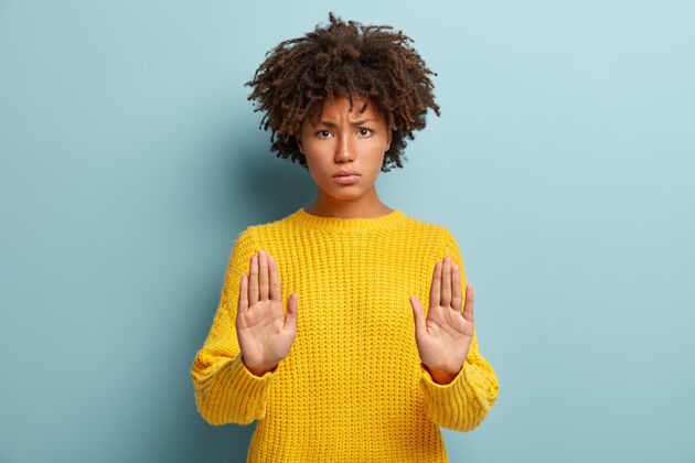照片表情暴躁的严肃黑人妇女 掌心放在前面 做停止手势 拒绝某事 表情不满女性拒绝女士