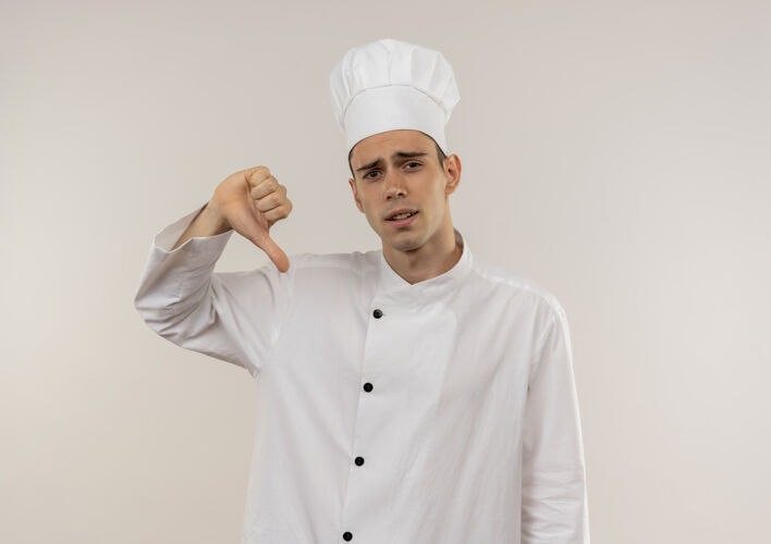 厨师悲伤的年轻男厨师穿着厨师制服 大拇指朝下 留着复印空间拇指男性厨师