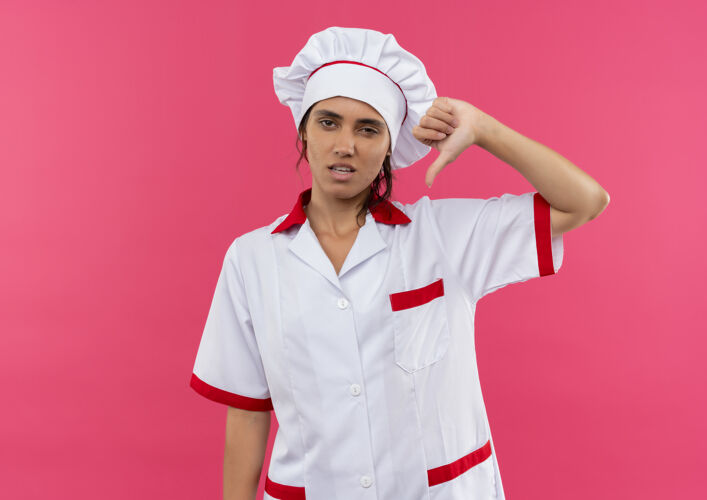 穿着悲伤的年轻女厨师穿着厨师制服 拇指朝下 留着复印空间厨师拇指女性