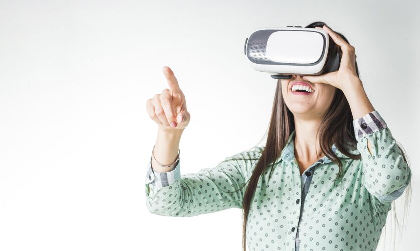 设备戴着护目镜玩虚拟现实游戏的女人虚拟现实连接现实