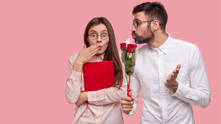 笔记本惊喜美女没想到收到同事的鲜花 用手捂住嘴约会女性玫瑰