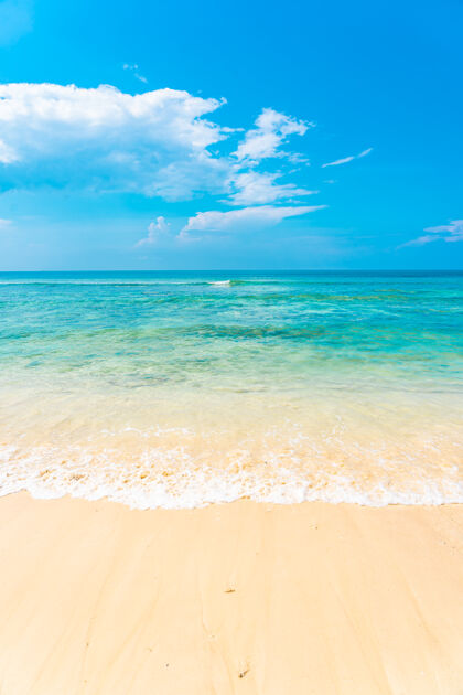沙滩美丽的热带空海滩海洋白云蓝天背景宁静灵感天堂