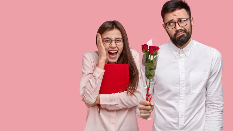 欣喜若狂喜出望外的女人第一次约会 表达积极的情绪 尴尬的男人拿着一束玫瑰站在旁边已婚眼镜祝贺
