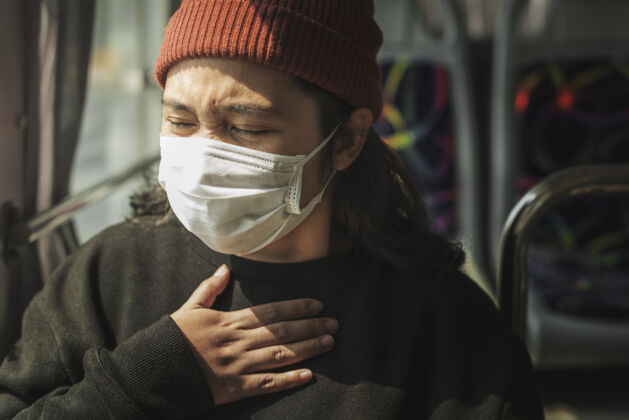 过敏戴口罩的妇女在冠状病毒大流行期间呼吸困难流感单独疾病
