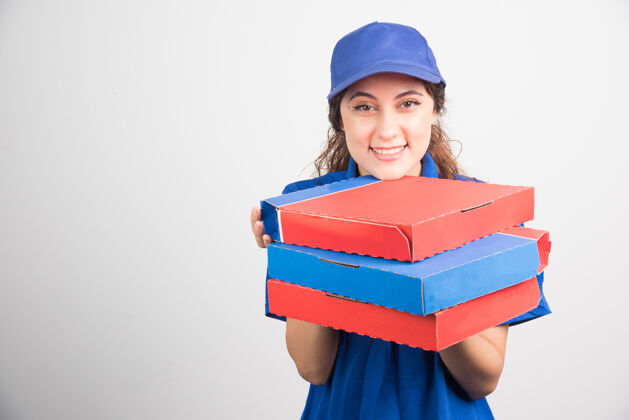 盒子送比萨饼的女孩拿着三个白色背景的盒子高质量的照片送货年轻人工人