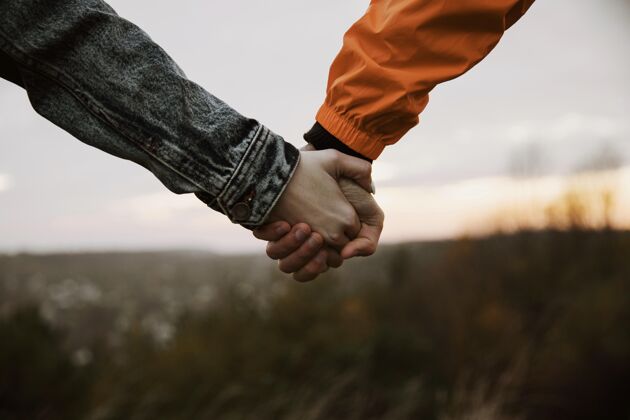 冒险一对情侣手牵着手一起去旅行道路旅行水平