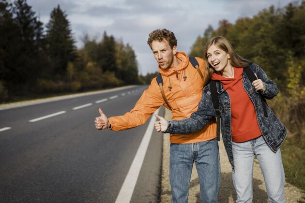复制笑脸夫妇搭便车 而在公路旅行探险远足户外