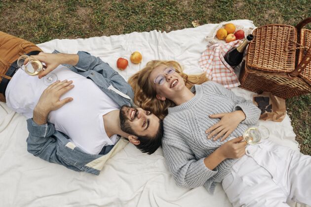 休息俯视图女人和男人一起野餐娱乐社区夫妻