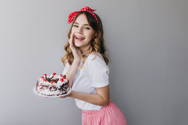 美味优雅卷曲的白色女士用草莓馅饼庆祝某事迷人的生日女孩与蛋糕合影的肖像女士甜点食物