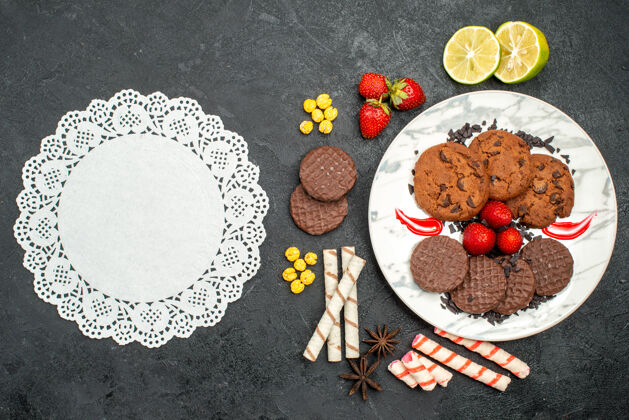 巧克力顶视图美味巧克力饼干茶在黑暗的背景甜饼干糖茶健康食物可食用