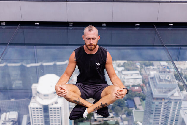 高在曼谷的玻璃地板上 一个长着胡子的白人帅哥恐惧成功台阶