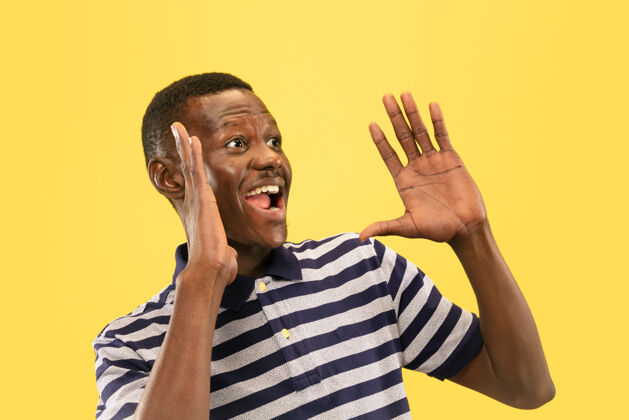 经理快乐的非洲裔年轻人在黄色的演播室里大声喊道广告面部表情