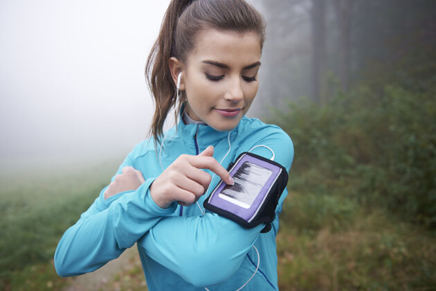 选择手机跑步者的现代应用程序耳机运动员跑步