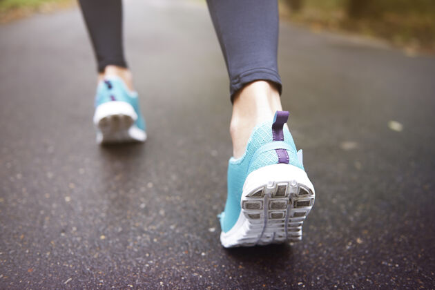 人跨越自己的能力鞋努力运动跑道