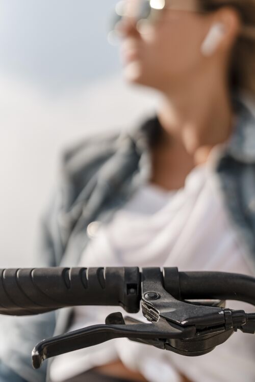 自行车一个女人把手的特写镜头骑骑自行车者活动