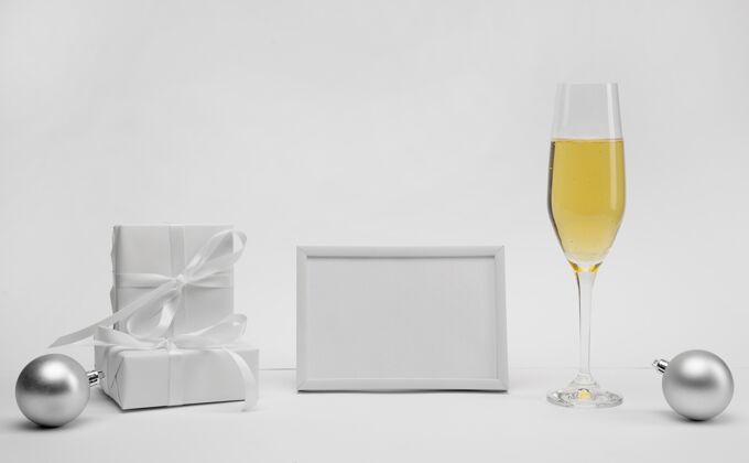 庆祝一杯香槟酒旁边的一个框架与模拟前夜圣诞节新年
