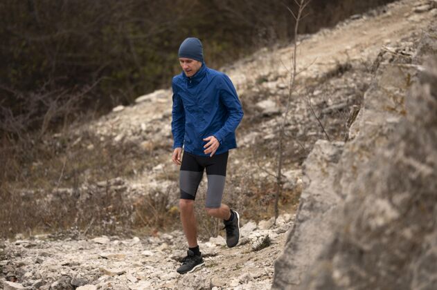 运动雄性在自然界的小路上行走生活方式运动员跑步