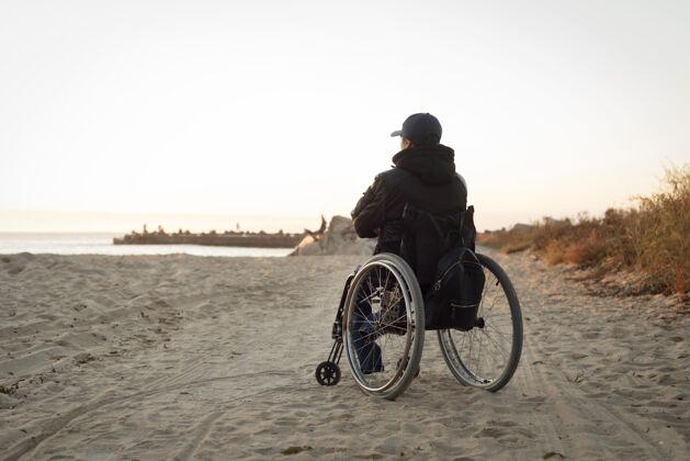 健康沙滩上的残疾人概念户外身体