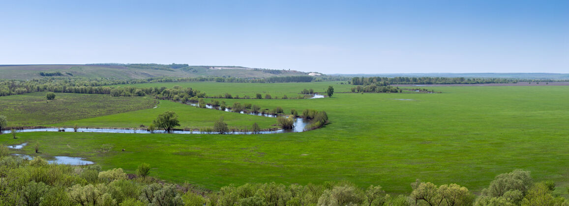 地平线俄罗斯中部河谷的全景春天草地的俯瞰图风景阳光天空