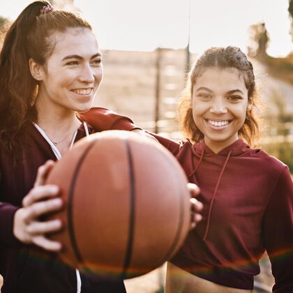 比赛打篮球的女人女子运动成功