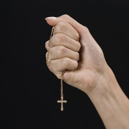 信仰女性手持十字架项链宗教虔诚十字架